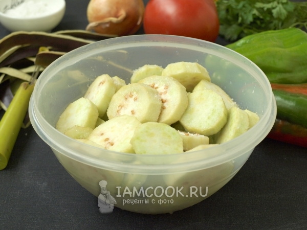 Посолить баклажаны