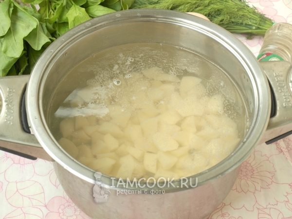Положить картофель в кастрюлю с водой
