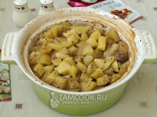 Готовая тушёная картошка с мясом в духовке