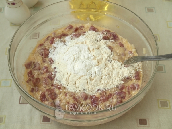 Всыпать муку и крахмал