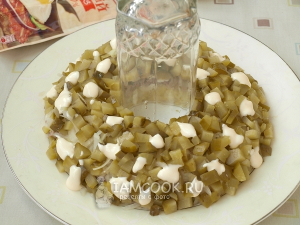 Положить слой огурцов с майонезом