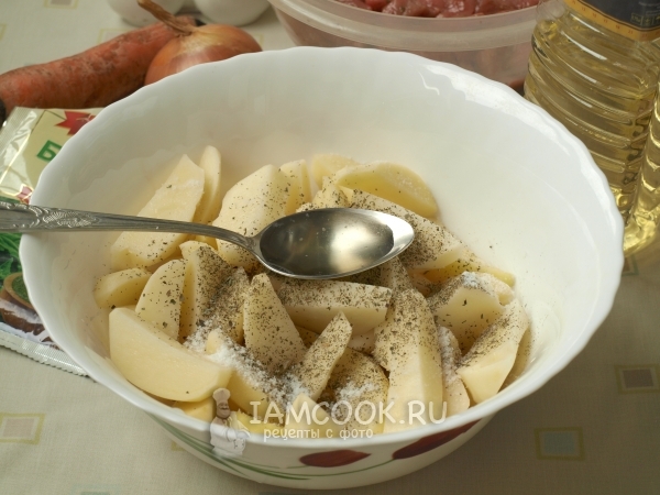 Соединить картофель, соль, специи и масло