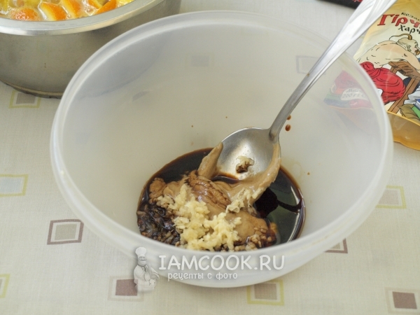 Соединить соевый соус, горчицу и чеснок