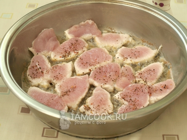 Положить мясо на сковороду