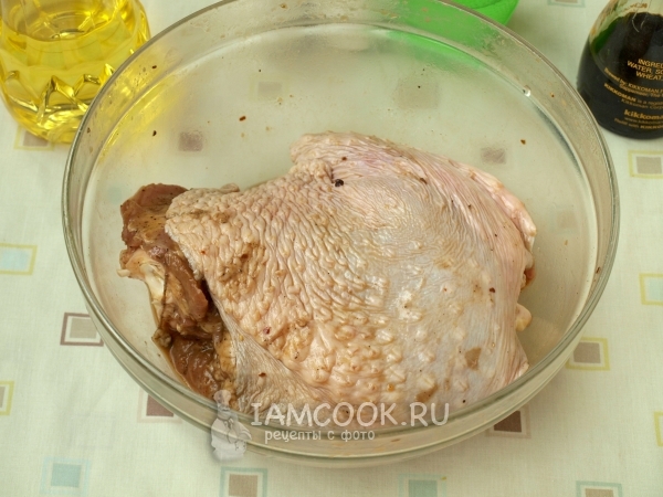 Положить мясо в маринад