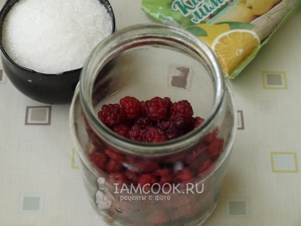 Положить малину в банку