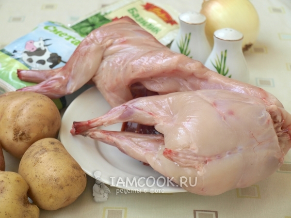 Ингредиенты для тушеного кролика в сметане с картошкой