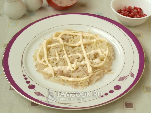 Положить слой картофеля с майонезом