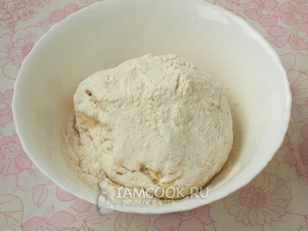 Всыпать муку в творожную массу