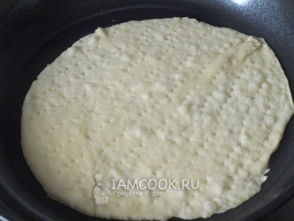 Положить корж на сковороду