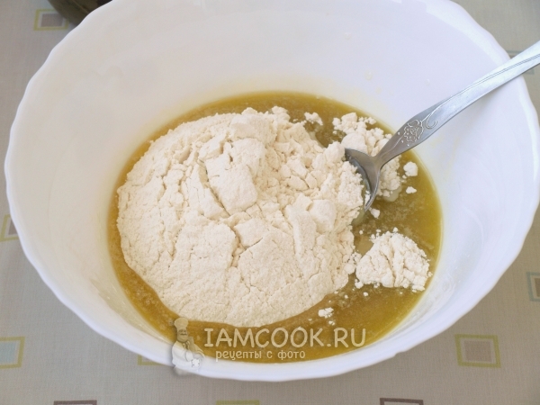 Всыпать соду и муку