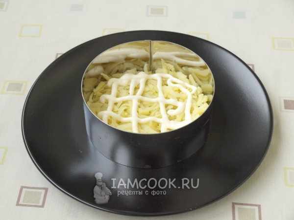 Положить слой картофеля с майонезом