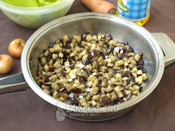 Обжарить баклажаны с чесноком