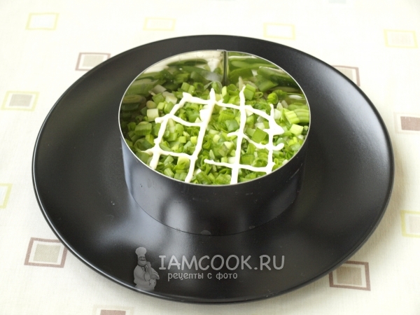 Положить слой лука с майонезом