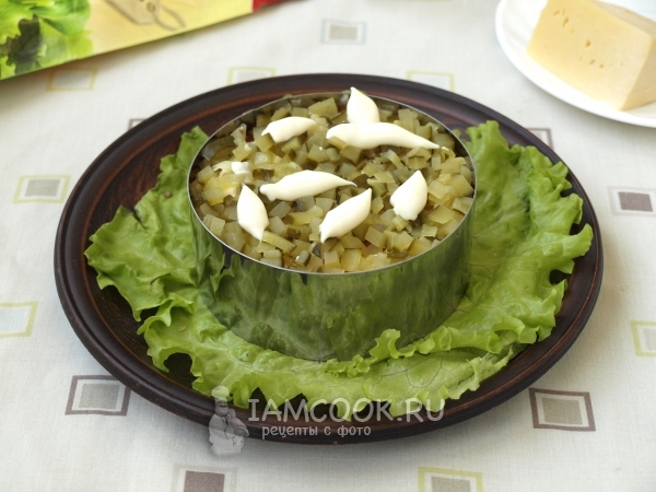 Положить слой огурцов с майонезом