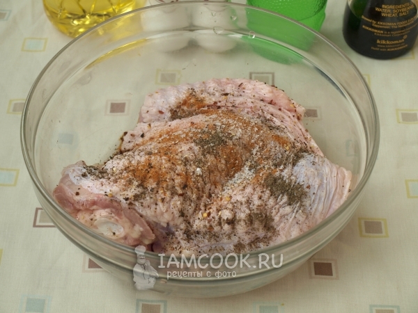 Посыпать индейку специями и солью