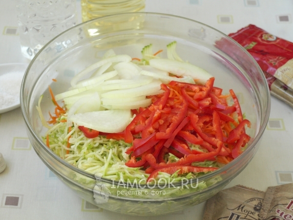 Добавить лук и перец