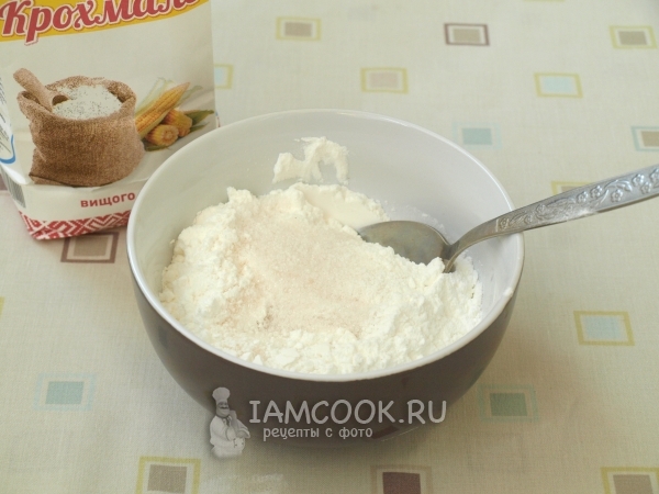 Смешать крахмал с сахаром