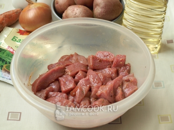 Добавить соль, перец и томатную пасту