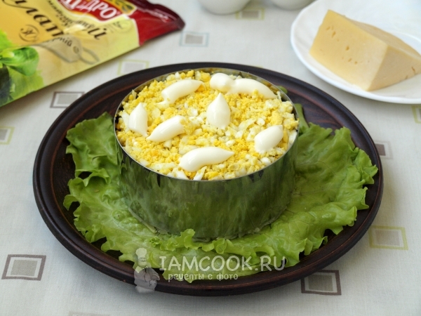 Положить слой яиц с майонезом