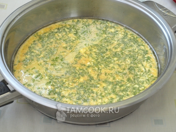 Влить яичную смесь на сковороду