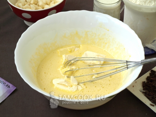 Положить масло к взбитым яйцам