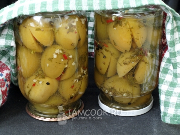 Накрыть банки полотенцем