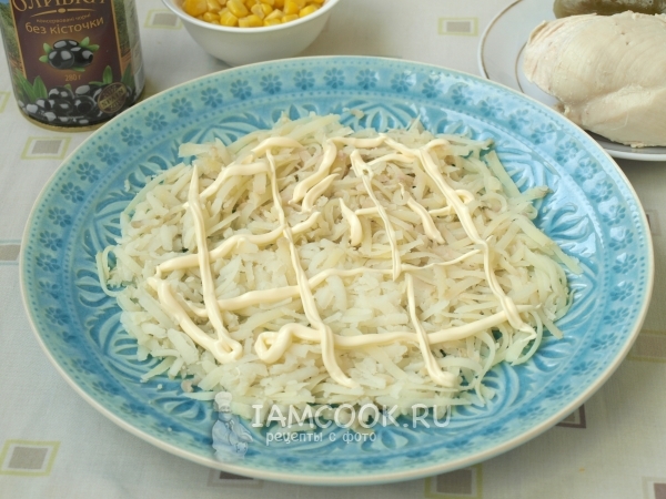 Положить слой картофеля с майонезом