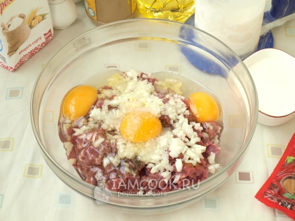 Добавить лук, яйца и соль