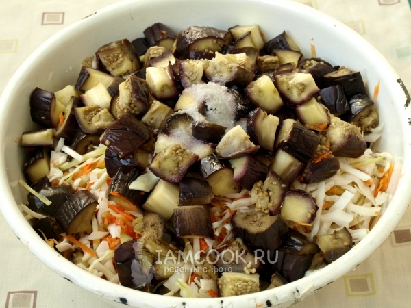 Добавить соль и уксус