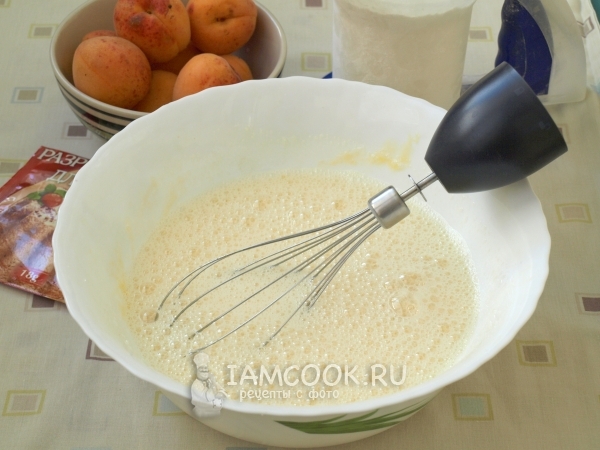 Взбить яйца с сахаром