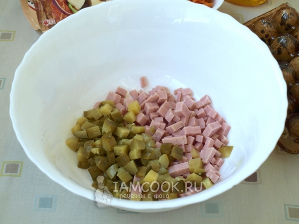 Порезать ветчину и огурцы