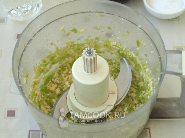 Измельчить овощи в блендере