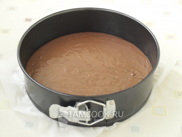 Перелить тесто в форму