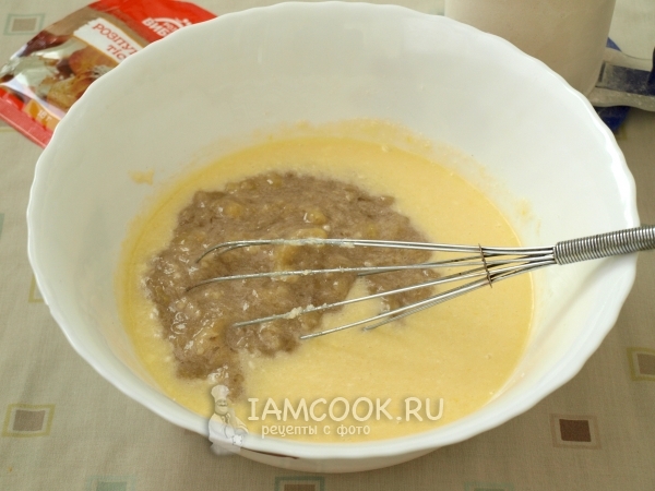 Положить банановое пюре в смесь