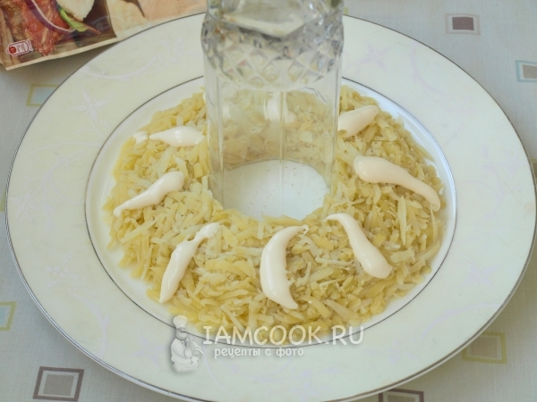 Выложить слой картофеля