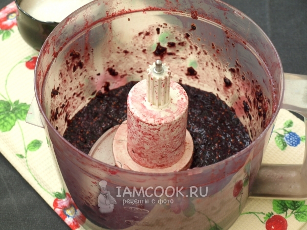 Измельчить шелковицу в блендере