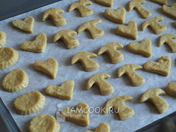 Положить фигурки из теста на пергамент