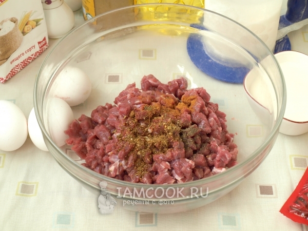 Посыпать мясо солью и специями