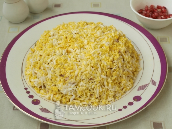 Посыпать натертыми яйцами