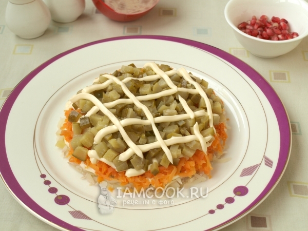 Положить слой огурцов с майонезом