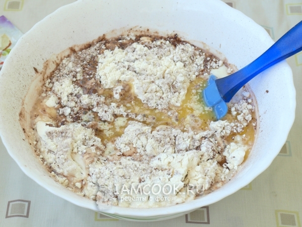 Соединить сухую смесь с маслом и опарой