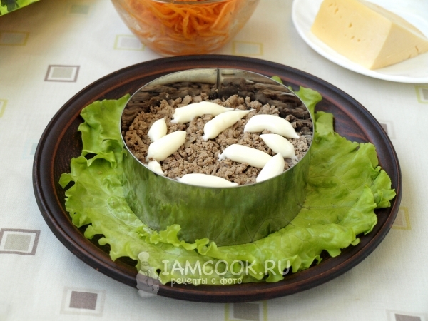 Положить слой печени с майонезом