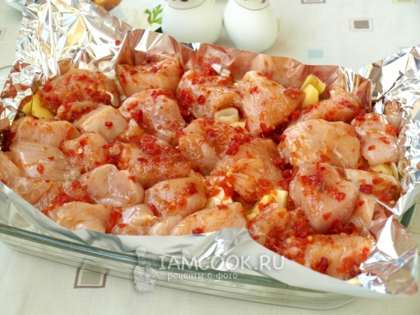 Наверх выложить курицу в специях