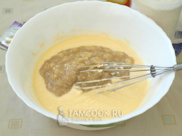 Положить банановое пюре