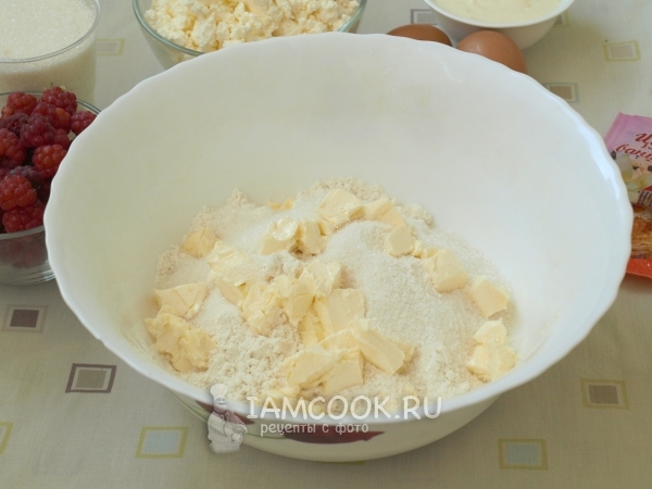 Соединить масло, сахар и муку