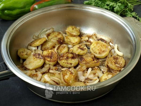 Пожарить лук с баклажанами