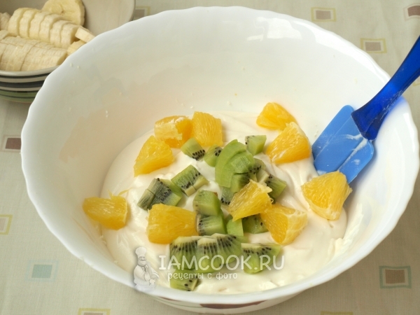 Положить апельсин и киви