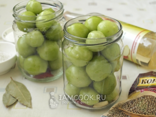 Положить помидоры в банку