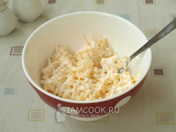 Смешать сыр со сметаной